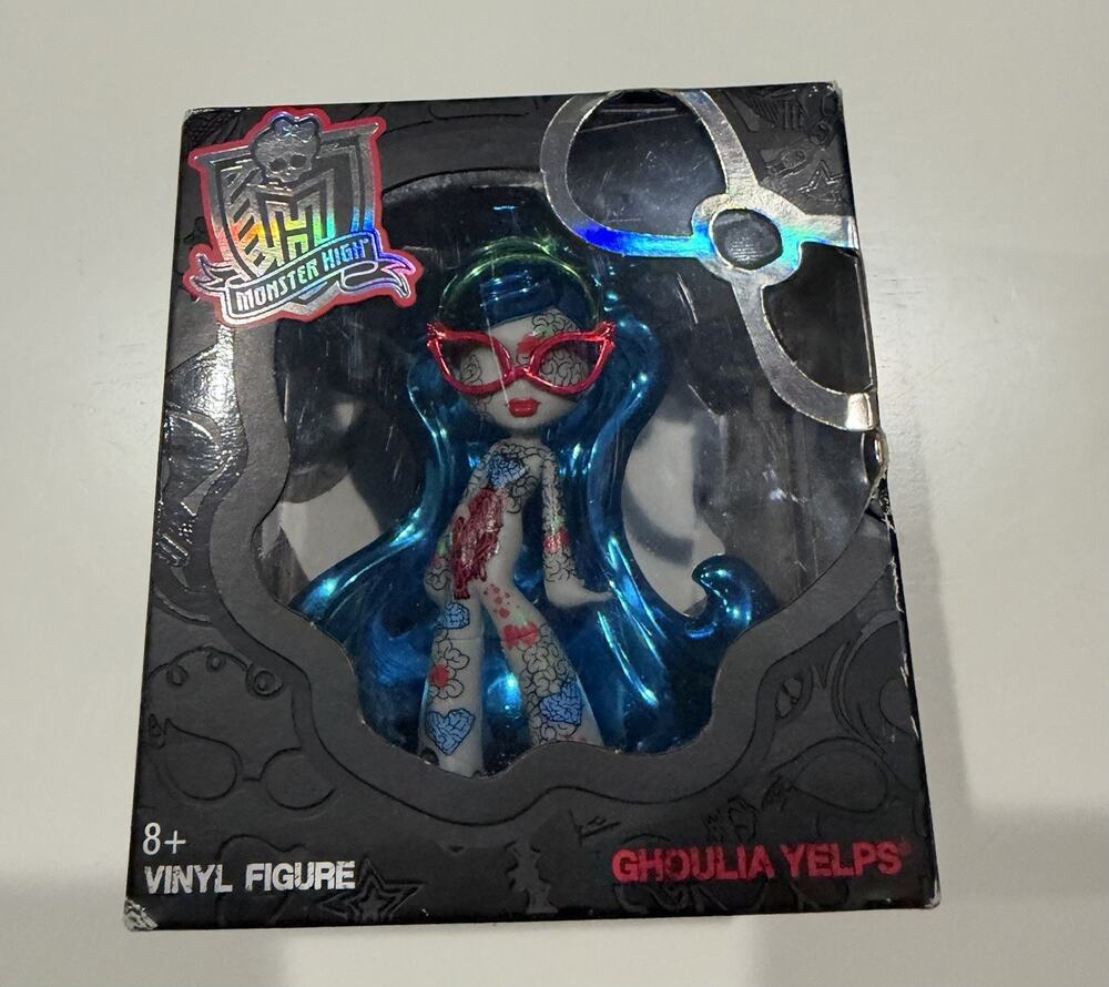 MONSTER HIGH Vinyl Figure Doll GHOULIA YELPS CHASE VINYL FIGURE